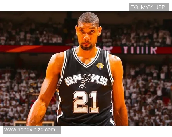 本泽马精美挂件设计展现球星魅力，球迷必备收藏品尽显个性与时尚